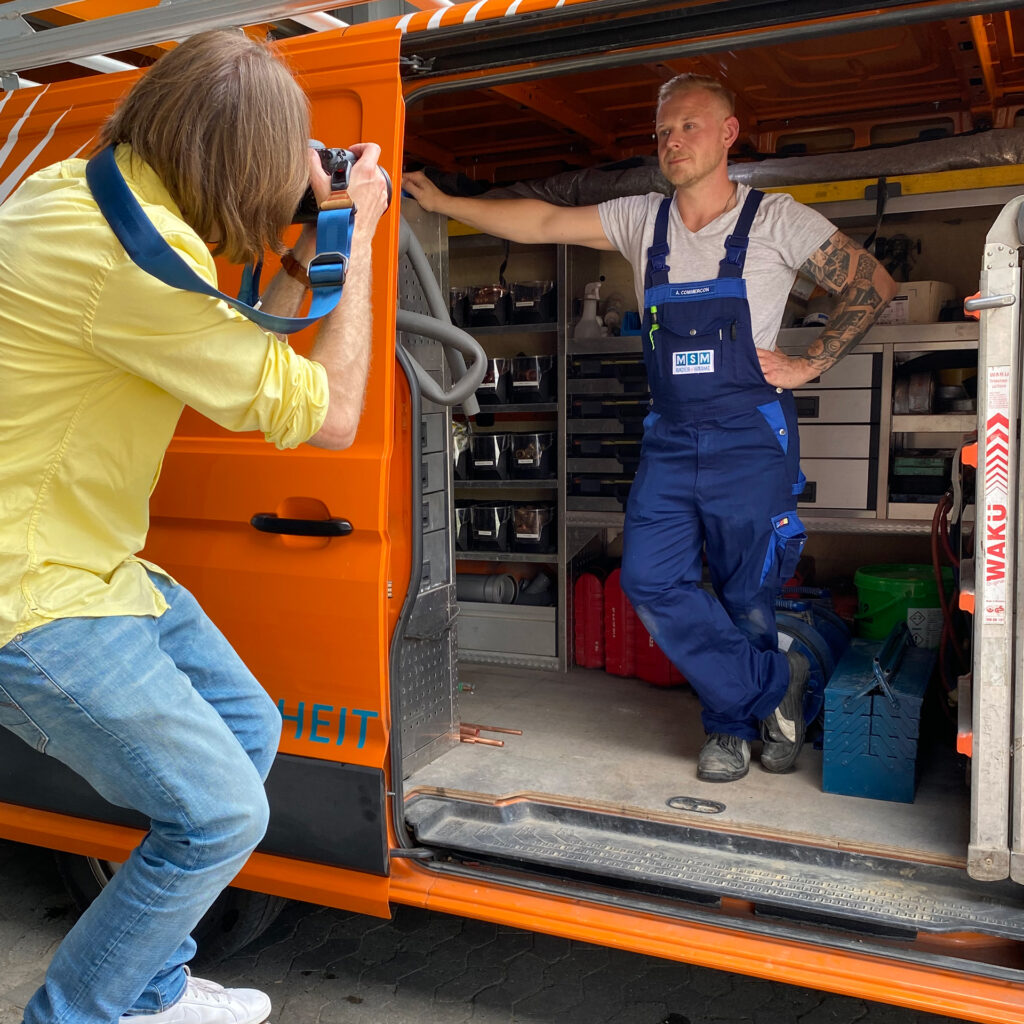 Designer bein Fotoshooting für Social Media